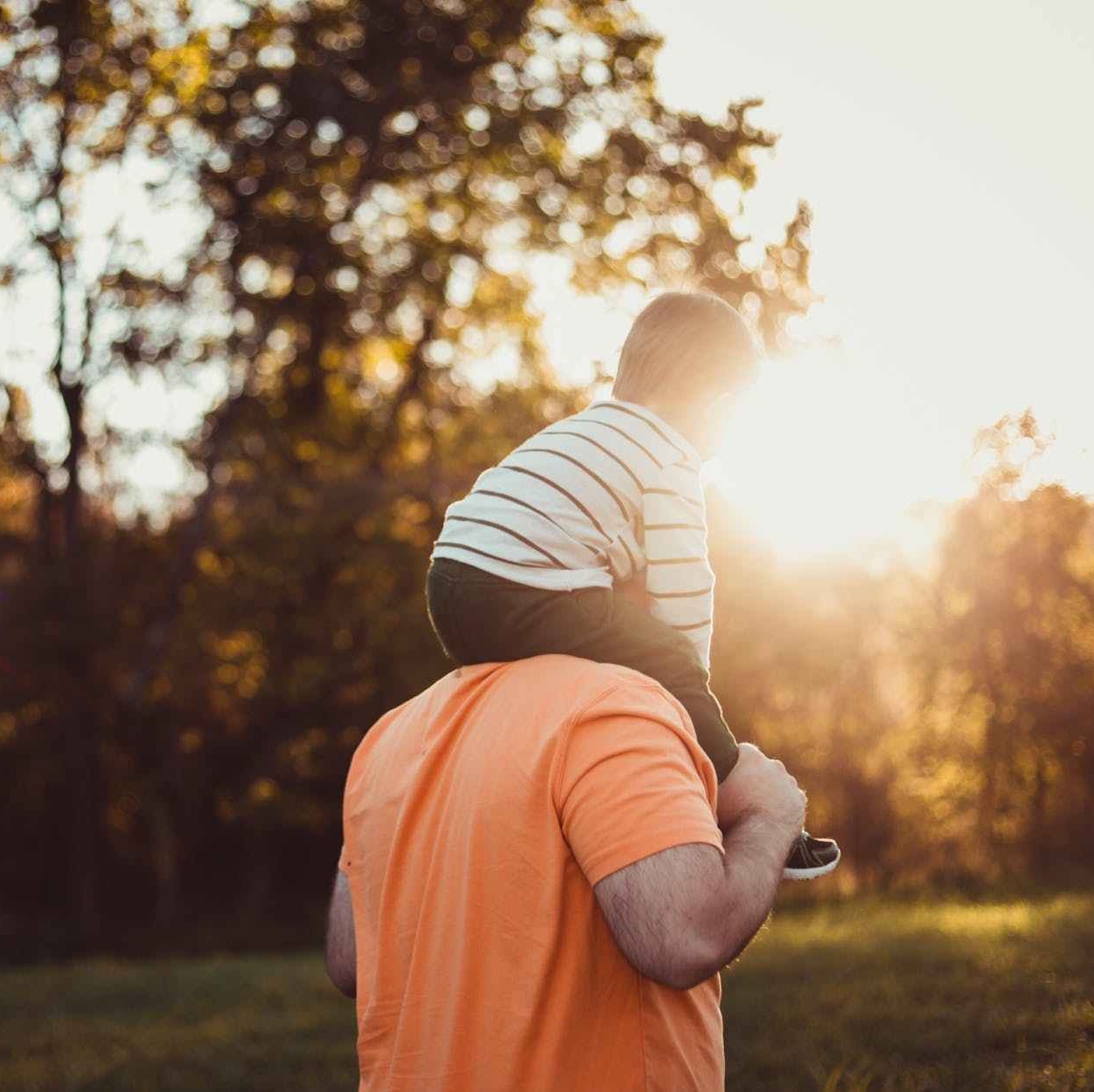 Father got. Отцы одиночки не видно лиц картинки.